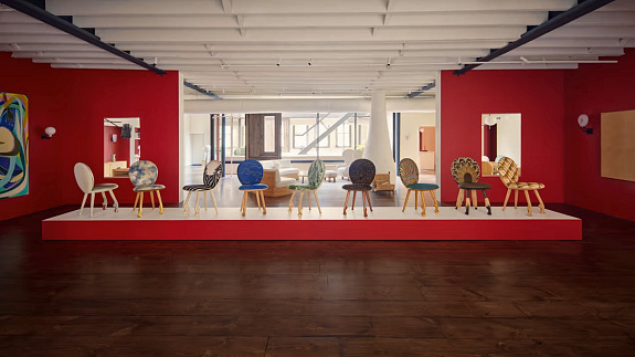 Christian Louboutin zaprojektował krzesła. „Chcieliśmy elegancji, a jednocześnie zabawy”, tak powstała ta niezwykła kolekcja haute-couture