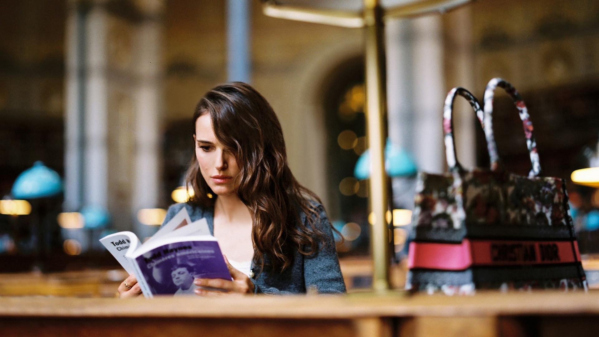 Czytelnicze wybory Natalie Portman dla Dior Book Tote Club. 6 tytułów, które wpłynęły na życie aktorki