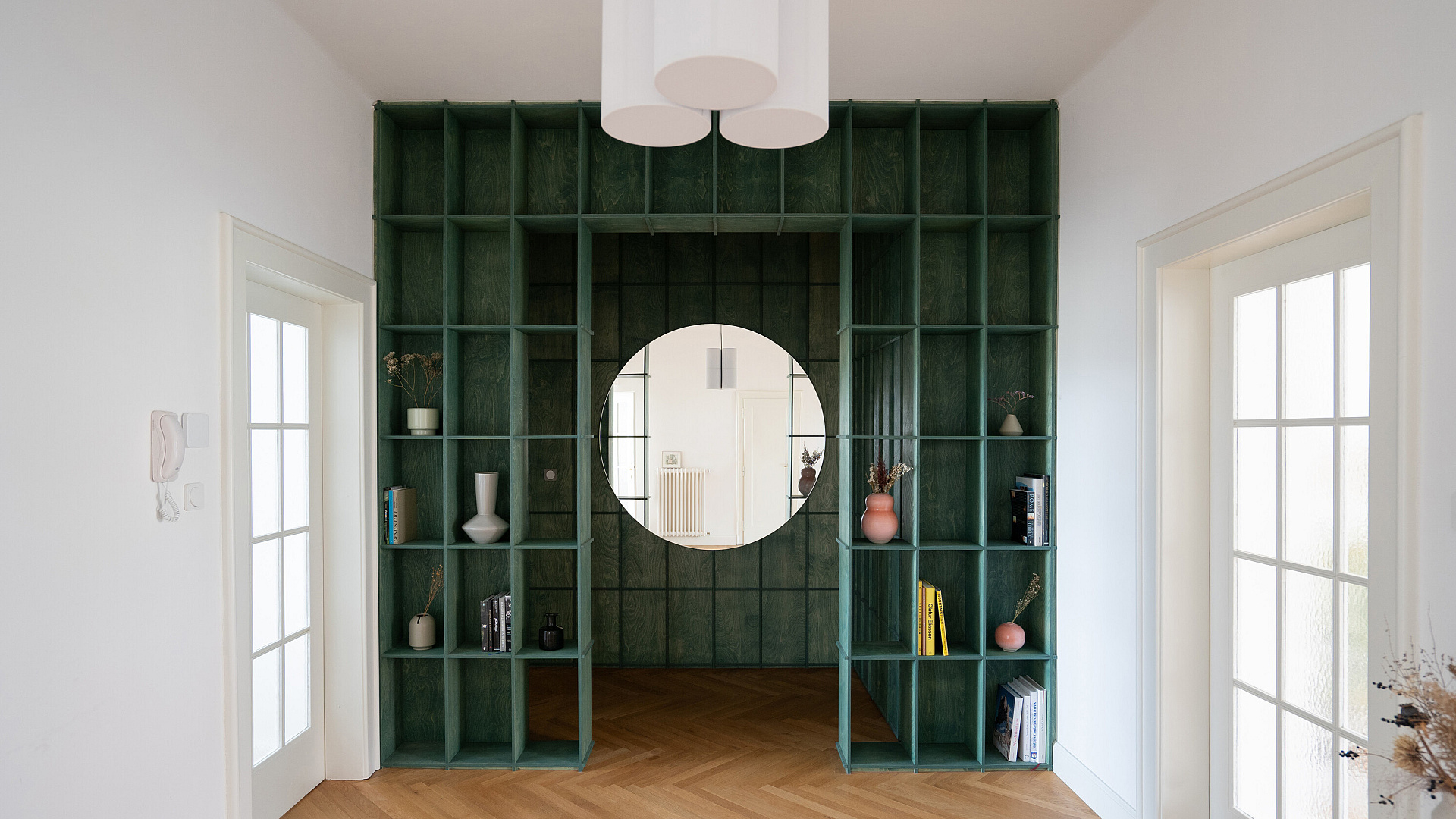  Apartament w Pradze z obszerną biblioteką. Prosty i czysty design zaproponowało Studio COSMO