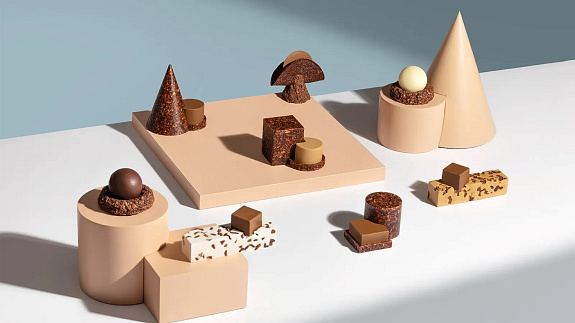Rzeźby z łupin kakao do ekspozycji czekoladek. Omnom Chocolate promuje zrównoważony rozwój 