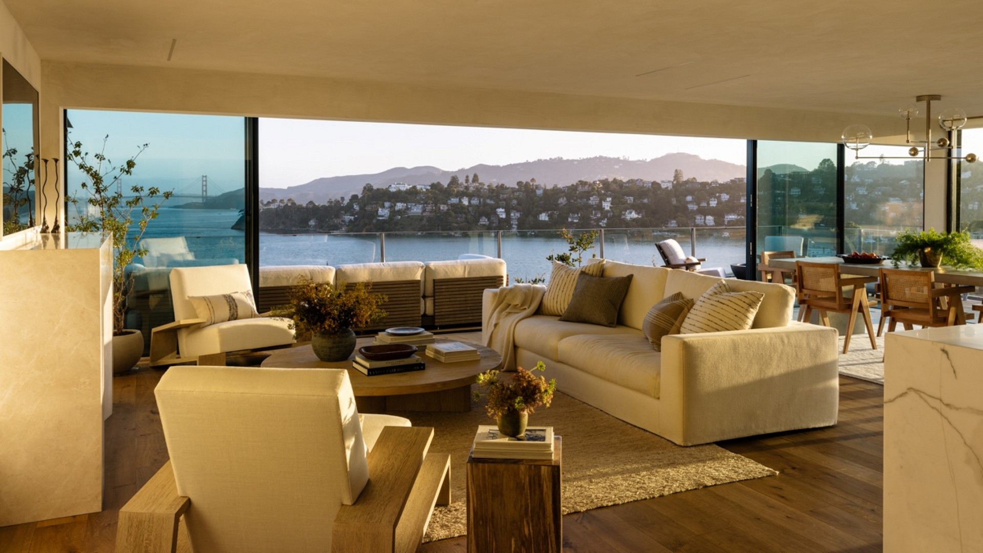Modernizacja domu w Tiburon w Kalifornii. Właścicieli nie chcieli już stylu mid-century modern