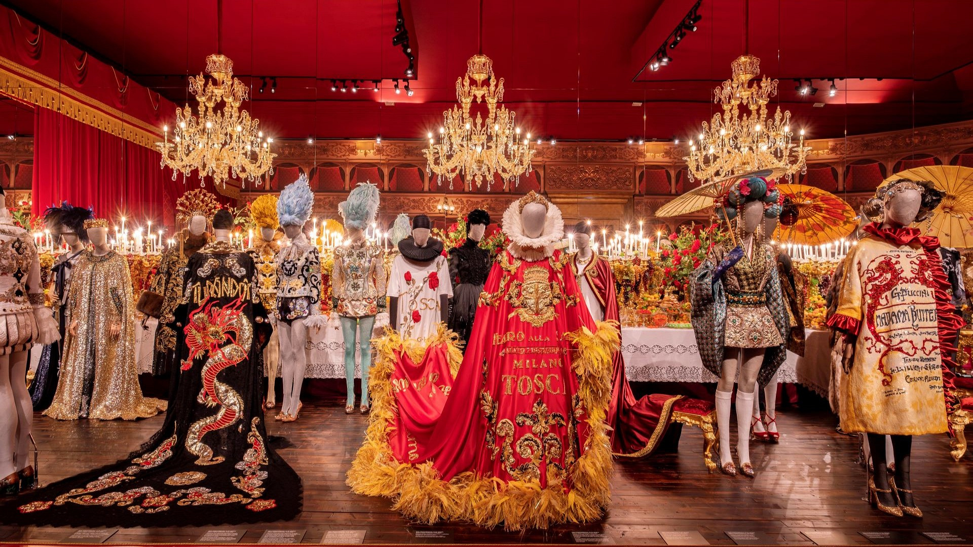 Wystawę Dolce&Gabbana w Mediolanie rozświetlają wspaniałe żyrandole Barovier&Toso