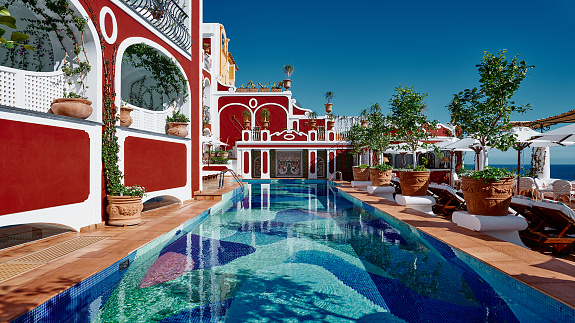 Bisazza zdobi nowy basen luksusowego hotelu Le Sirenuse w Positano. Mozaikowy wzór stworzył artysta Nicolas Party