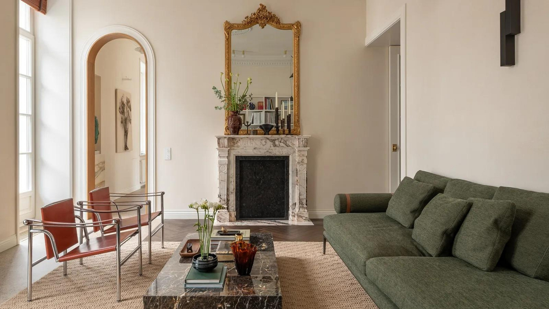 Spokojne, inspirowane stylem mid-century modern mieszkanie z odważnym, kolorowym sekretem