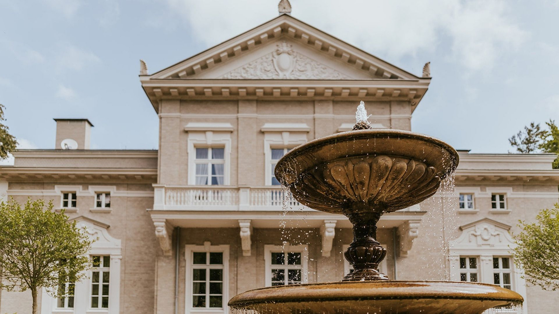 Tu już nie straszy. 5 historycznych rezydencji w Polsce idealnych na klimatyczny weekend