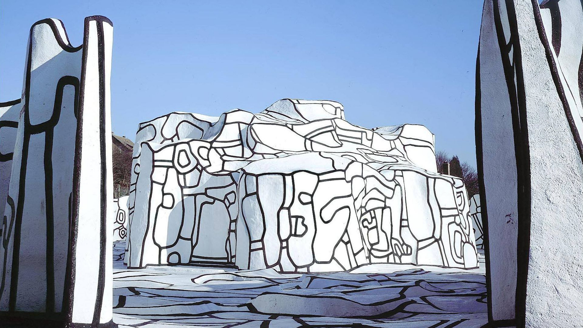 Jean Dubuffet stworzył plenerową instalację, by móc w spokoju kontemplować sztukę. Dziś można ją zwiedzać