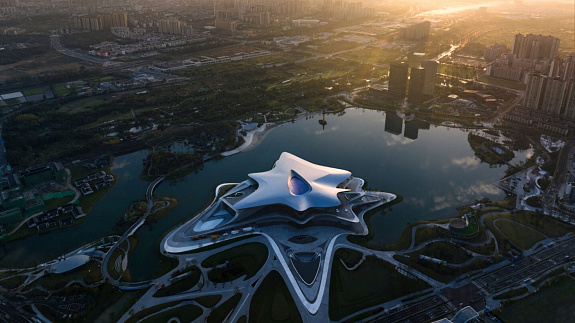 Muzeum Science Fiction projektu Zaha Hadid Architects otwarto w Chinach. Wygląda jak statek kosmiczny na tafli jeziora Jingrong
