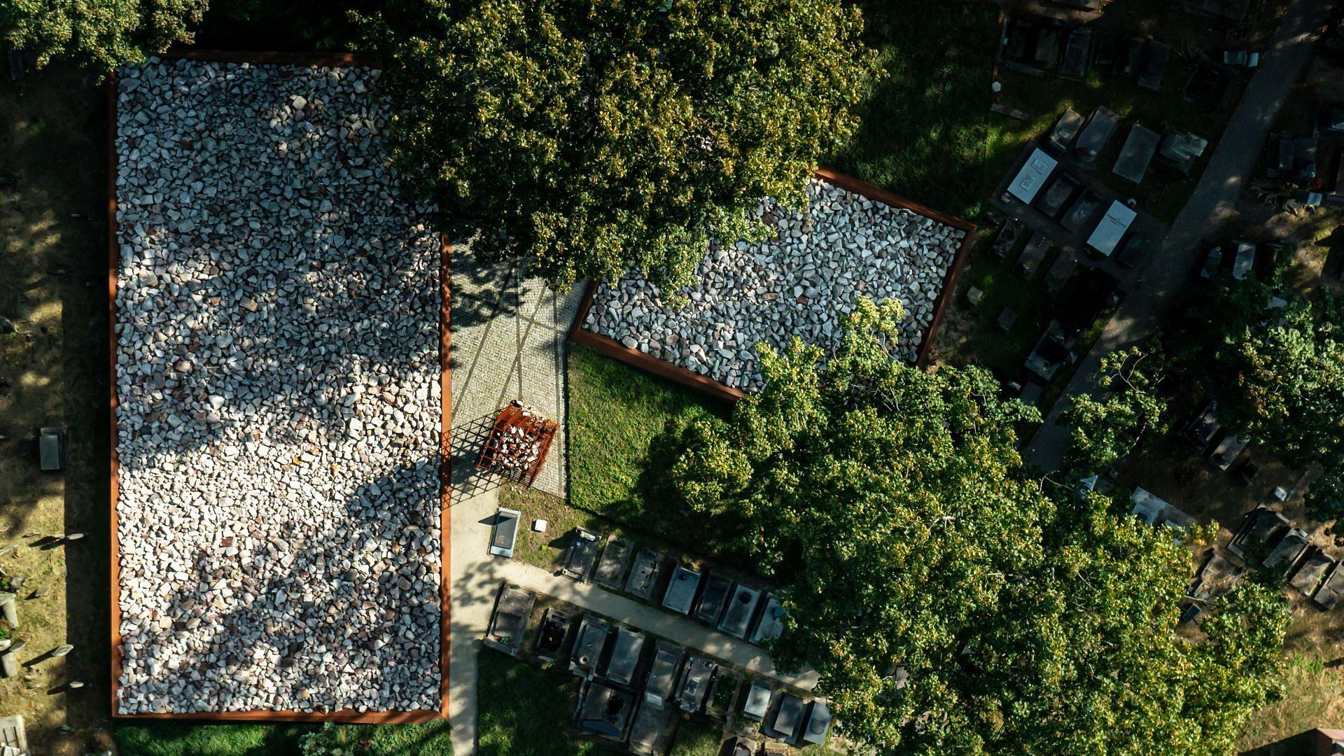 Monument na historycznym Cmentarzu Żydowskim przy Okopowej w Warszawie. Architektura w służbie wspomnień