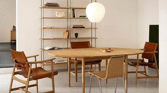 Kultowy stół z 1952 roku i lampa z kopenhaskiej willi. Zobacz wyjątkowe nowości Carl Hansen & Søn