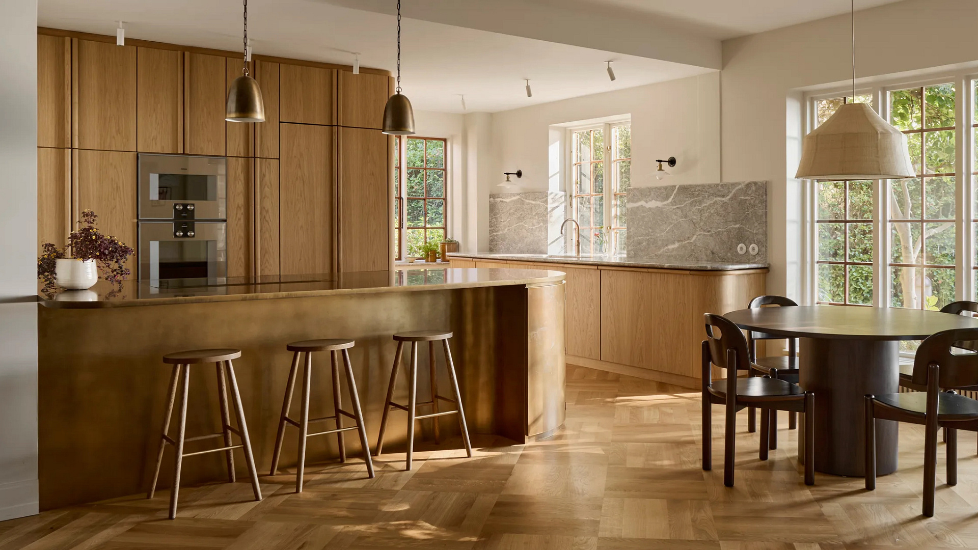 Mid-century spotyka styl scandi: dom w Danii, który łączy urok designu z połowy ubiegłego wieku ze skandynawską estetyką