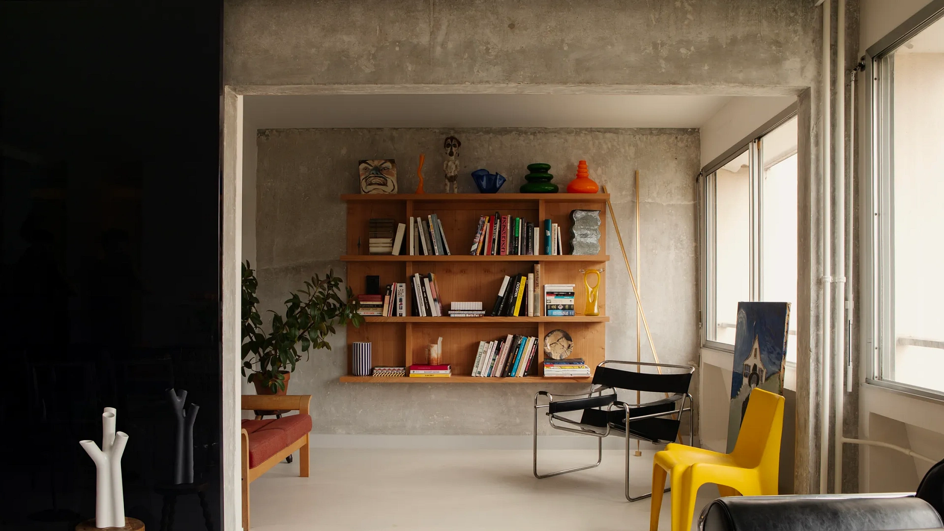 Brutalistyczne studio pary artystów w Paryżu