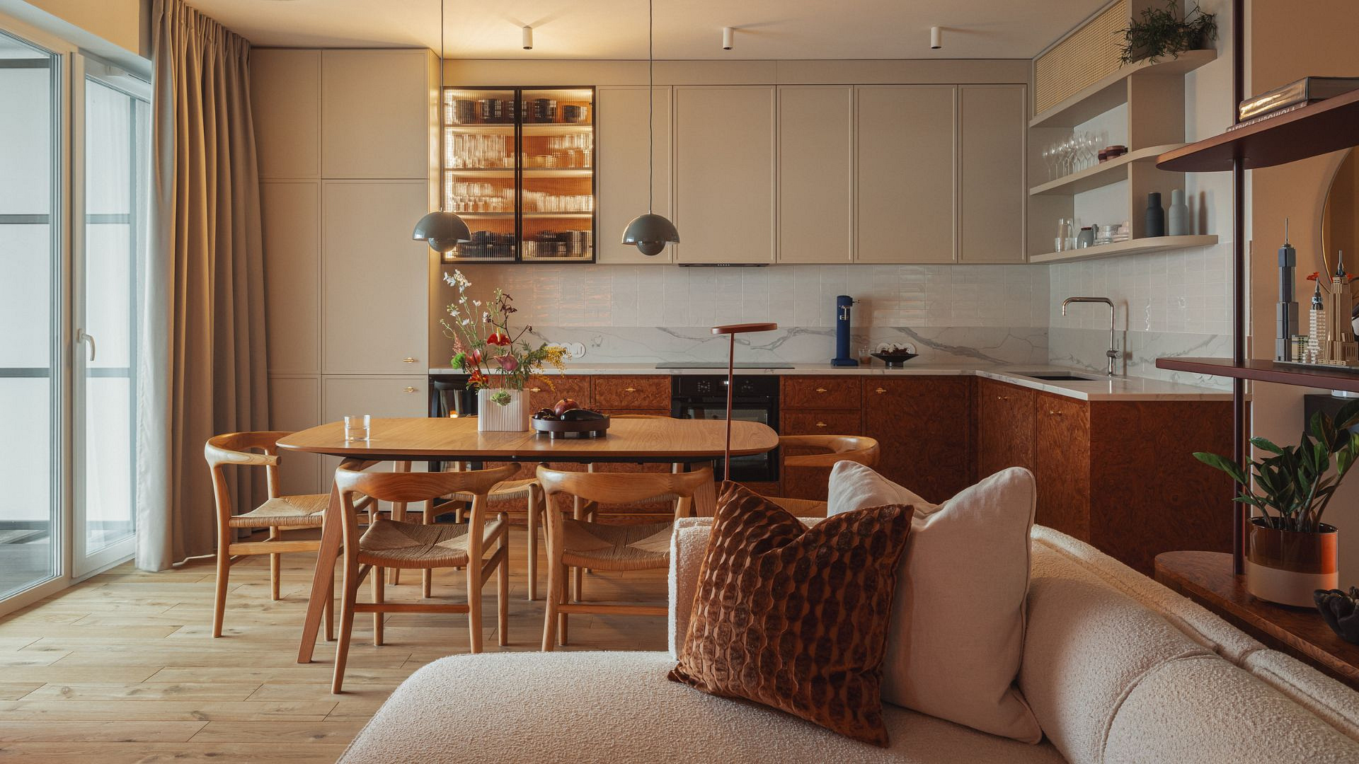 Apartament w centrum Bydgoszczy - nastrojowe oświetlenie i fornir czeczotowy nadają mu charakteru