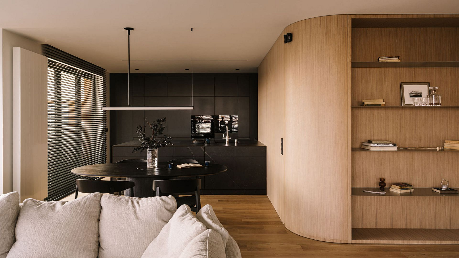 Minimalistyczny apartament w Krakowie. Klimat we wnętrzu buduje duet czerni i drewna