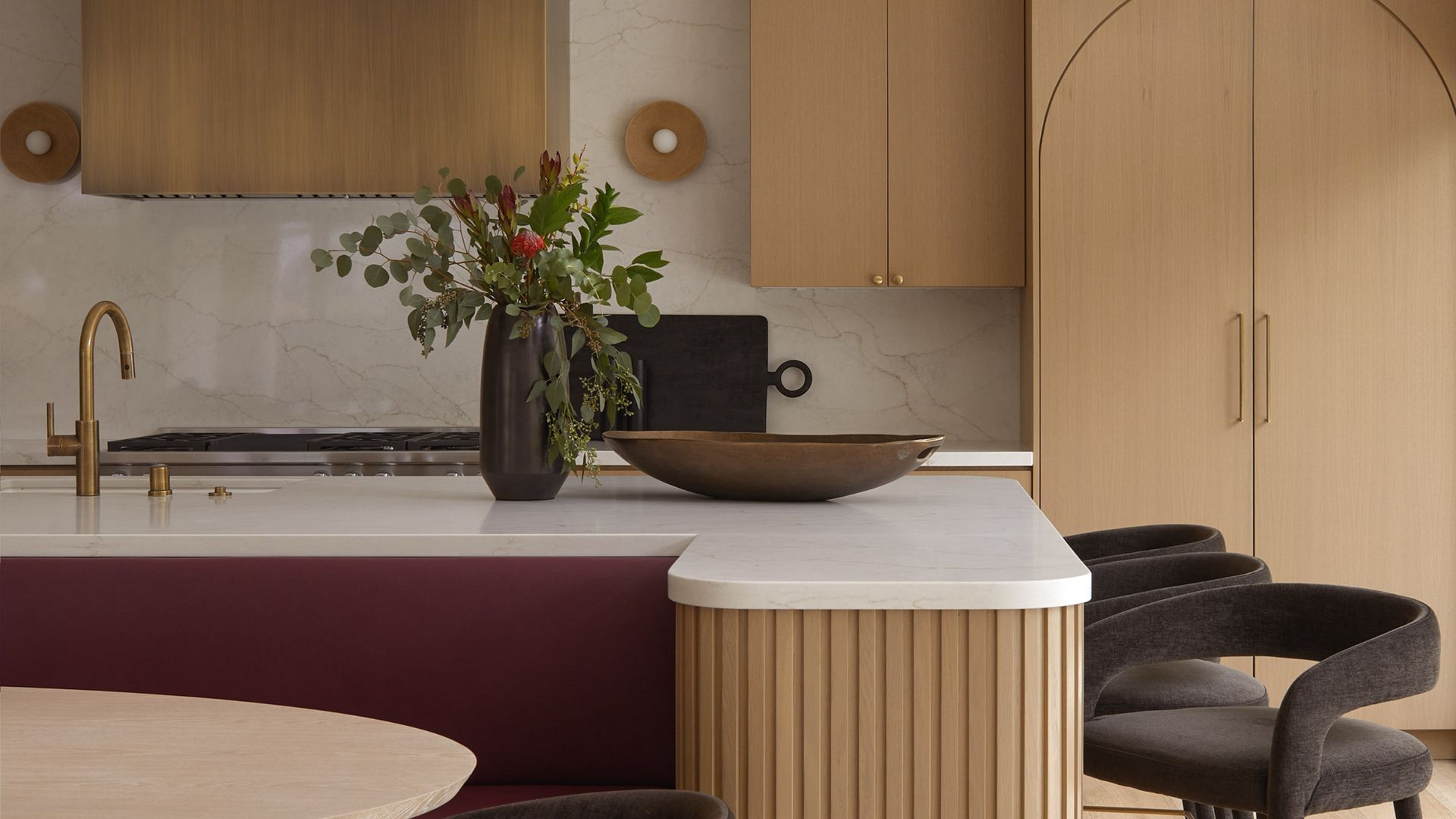 Metamorfoza domu z lat 60. Przestrzeń czerpiąca z elegancji mid century i współczesnej funkcjonalności