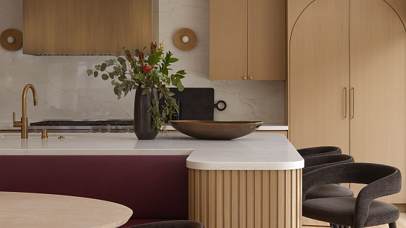 Metamorfoza domu z lat 60. Przestrzeń czerpiąca z elegancji mid century i współczesnej funkcjonalności