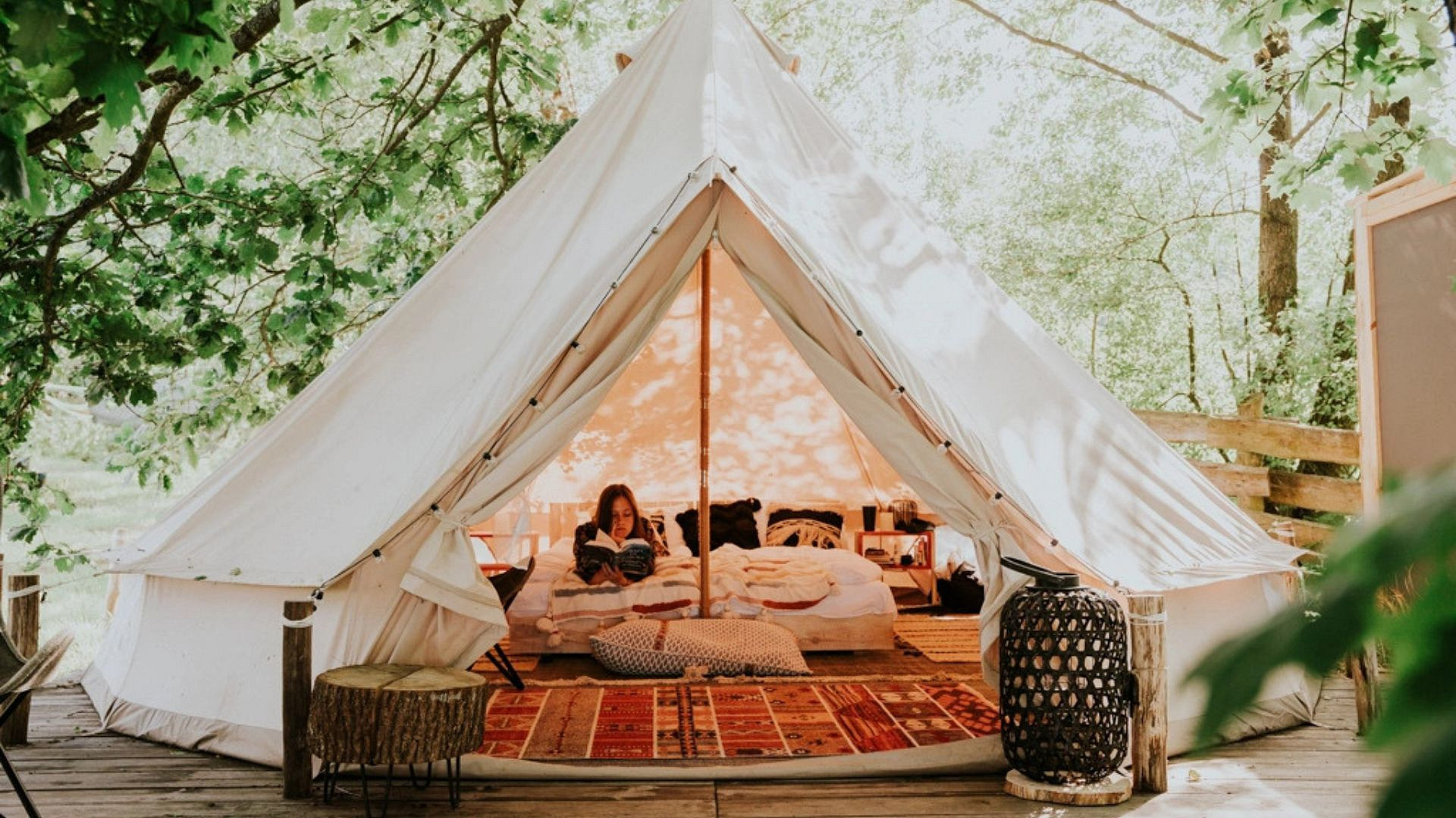 7 bajecznych glampingów nad wodą w Polsce, czyli biwak w wersji premium