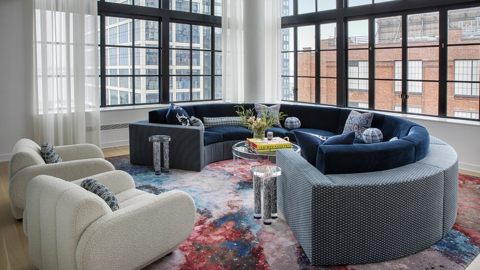 Penthouse z widokiem na miasto. Dywan w salonie zainspirowało zdjęcie z teleskopu Hubble’a