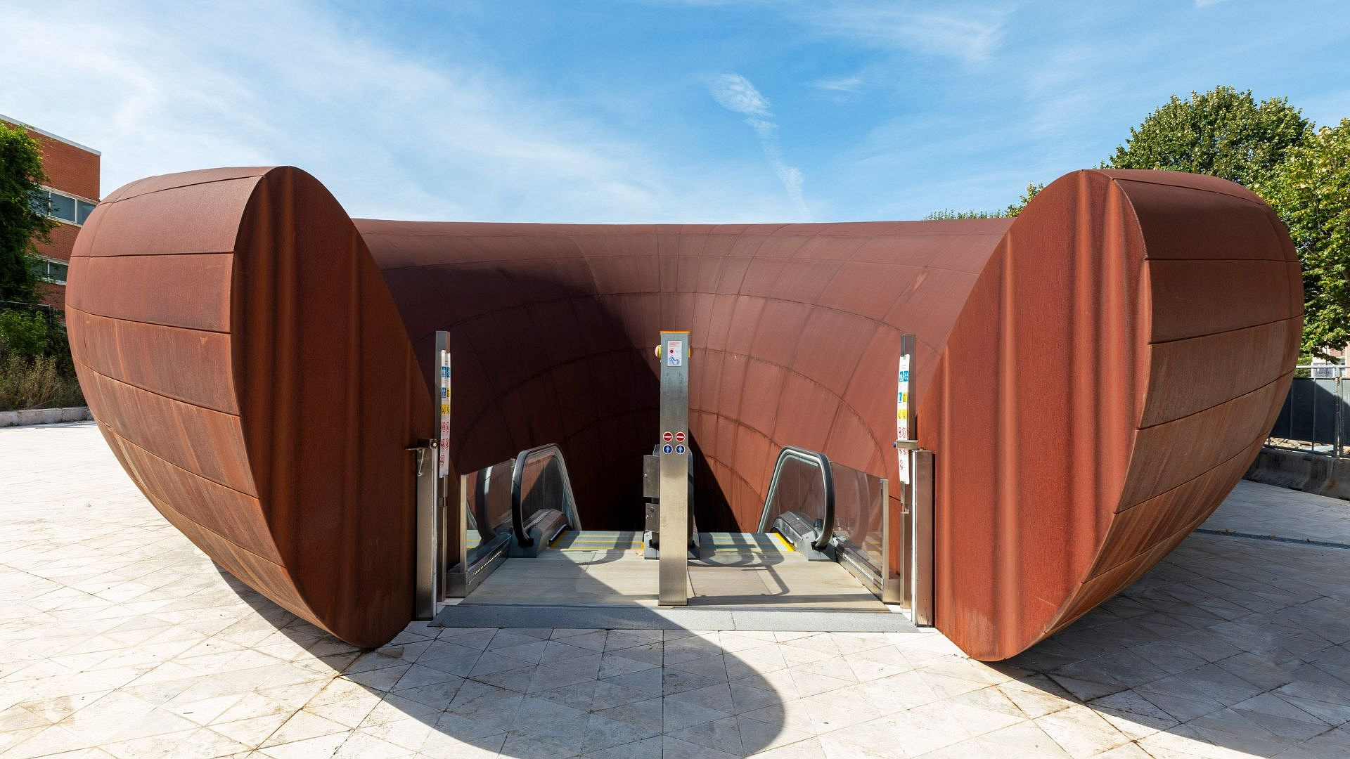 Anish Kapoor zaprojektował stację metra w Neapolu. Inspiracją była m.in. „Boska Komedia” Dantego