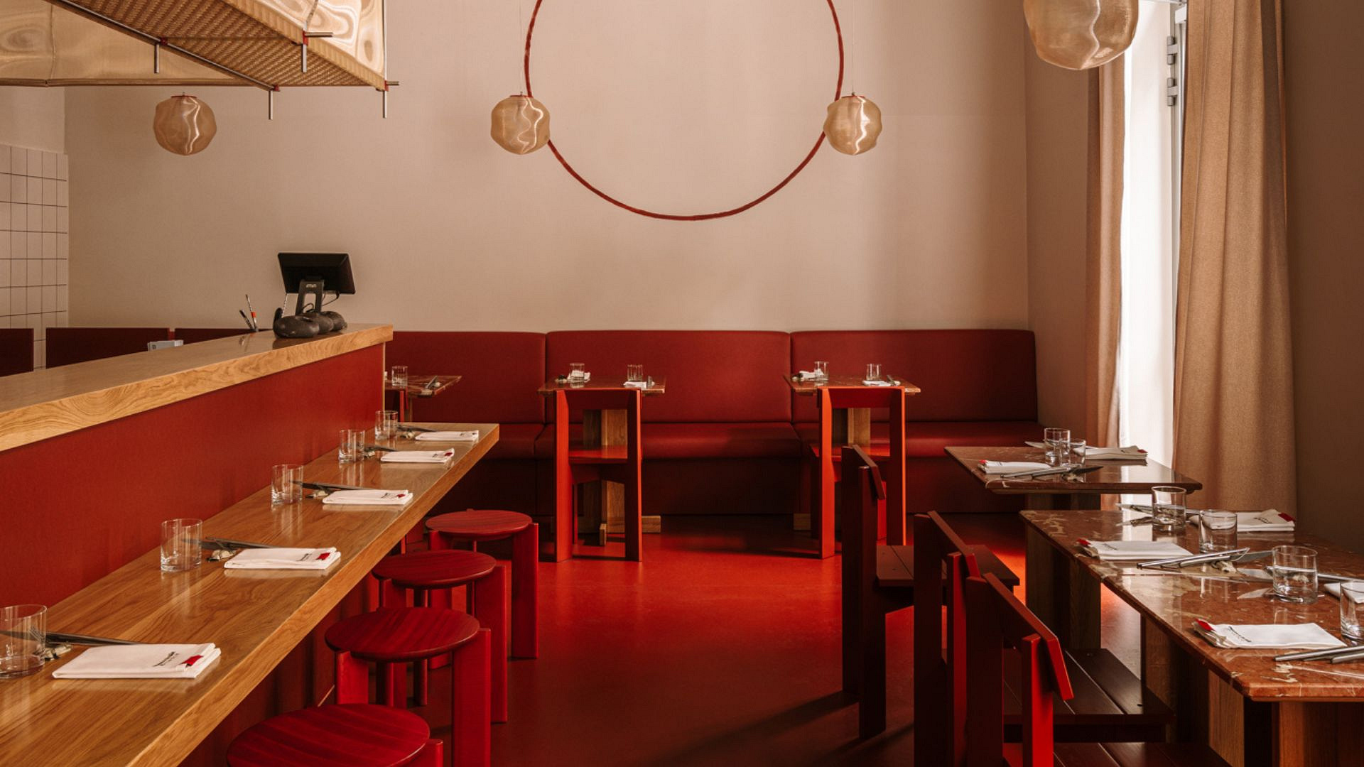 Restauracja w zabytkowej kamienicy. Biel i czerwień to nawiązanie do japońskiej symboliki