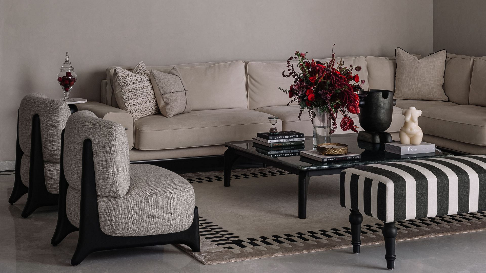 Dwupiętrowy apartament z windą. Moc subtelnego luksusu i ponadczasowych materiałów