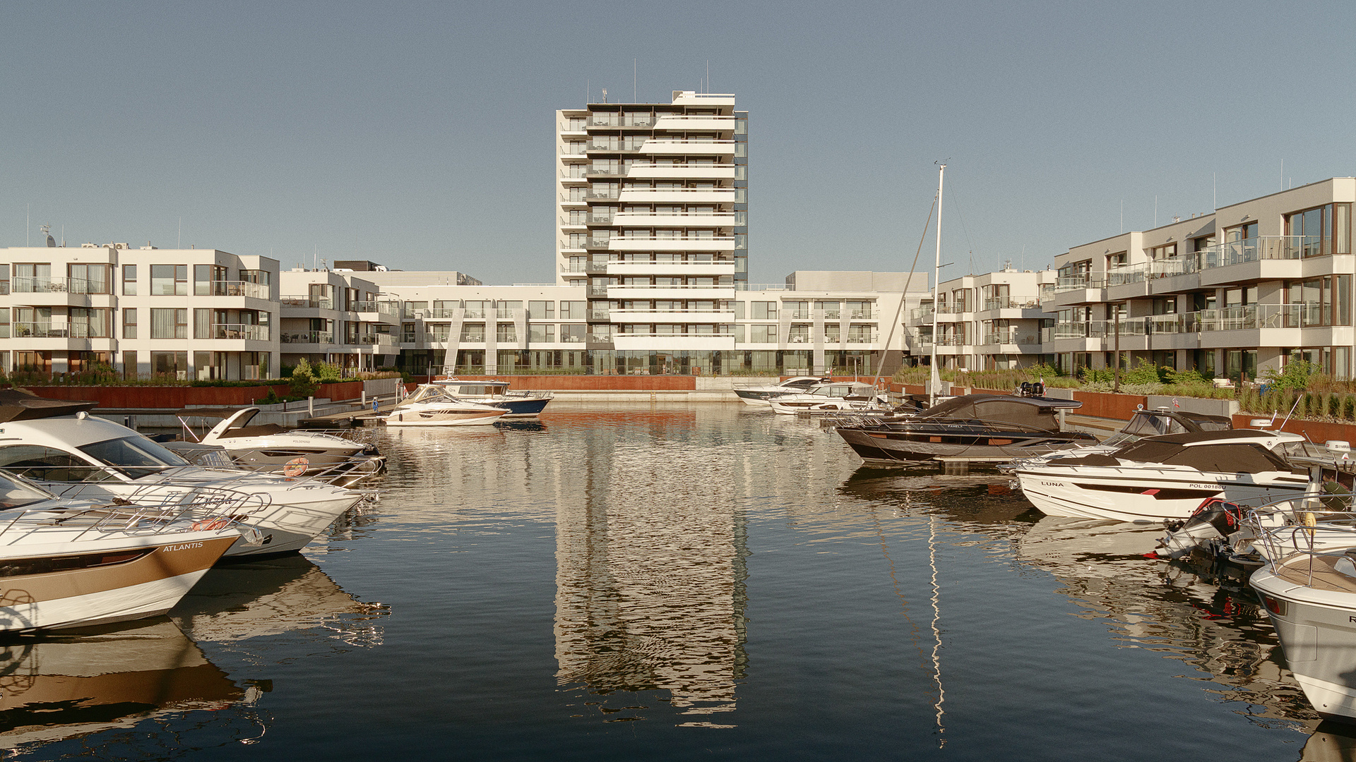 Odnaleźć piękno w prostocie: rozmowa o projektowaniu miejsc blisko wody