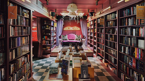 Klimatyczne wnętrza księgarni w Montrealu. Mocne kolory, meble vintage i ręcznie dekorowany sufit