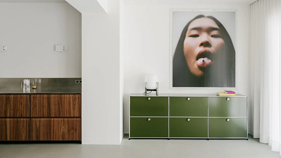 Kolor szałwii w minimalistycznym apartamencie