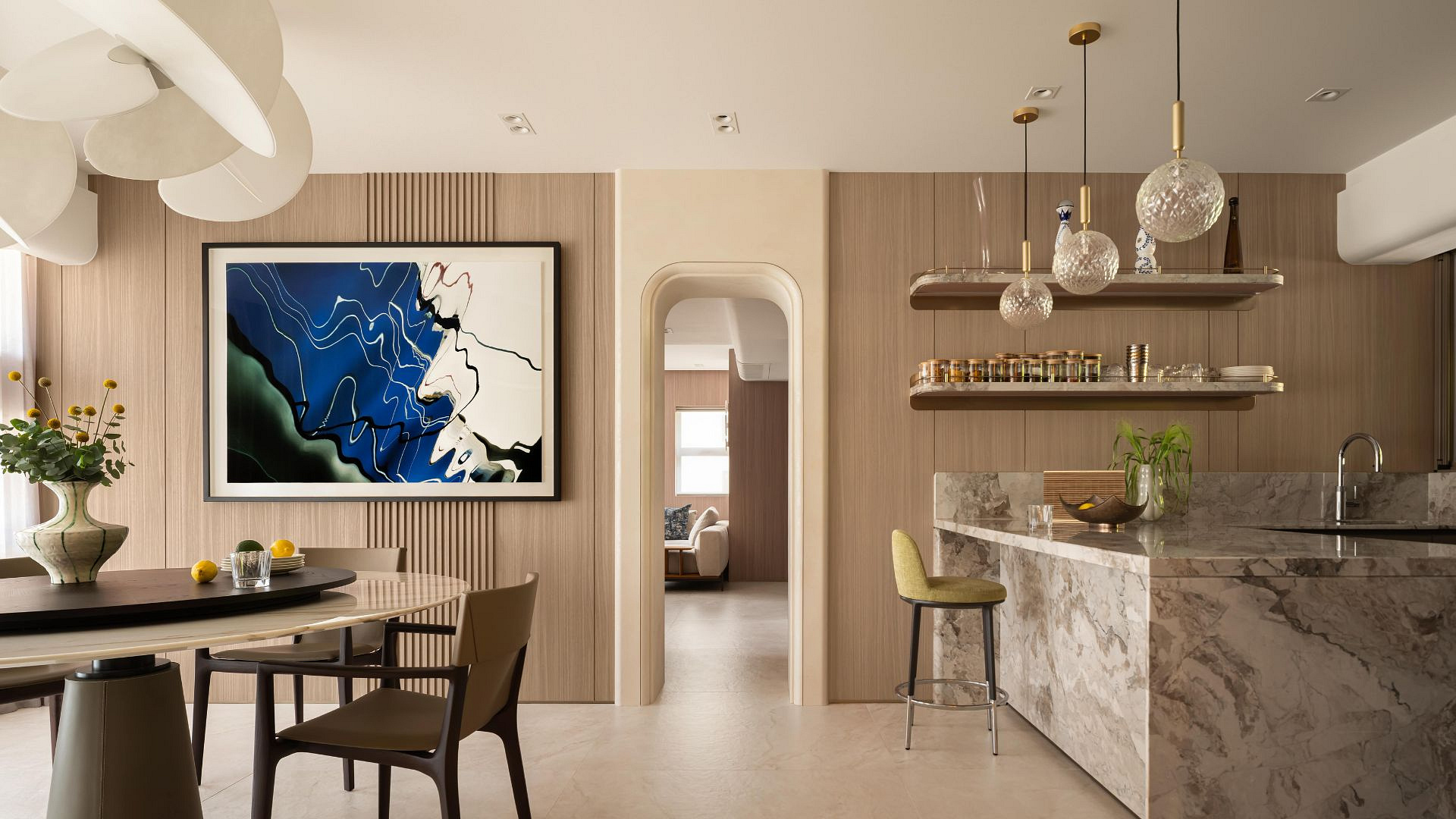 Beżowe królestwo luksusu. Dwupoziomowy apartament z widokiem na plażę