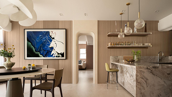 Beżowe królestwo luksusu. Dwupoziomowy apartament z widokiem na plażę