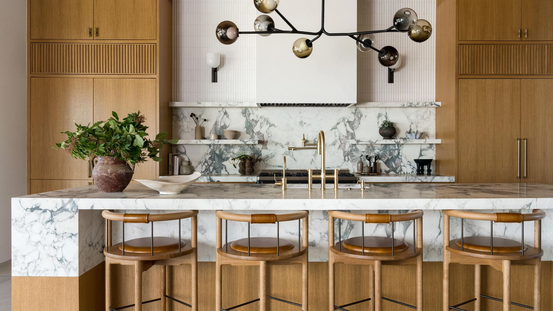 Minimalistyczna posiadłość w Kalifornii. Ocean widać już od wejścia