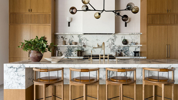 Minimalistyczna posiadłość w Kalifornii. Ocean widać już od wejścia 