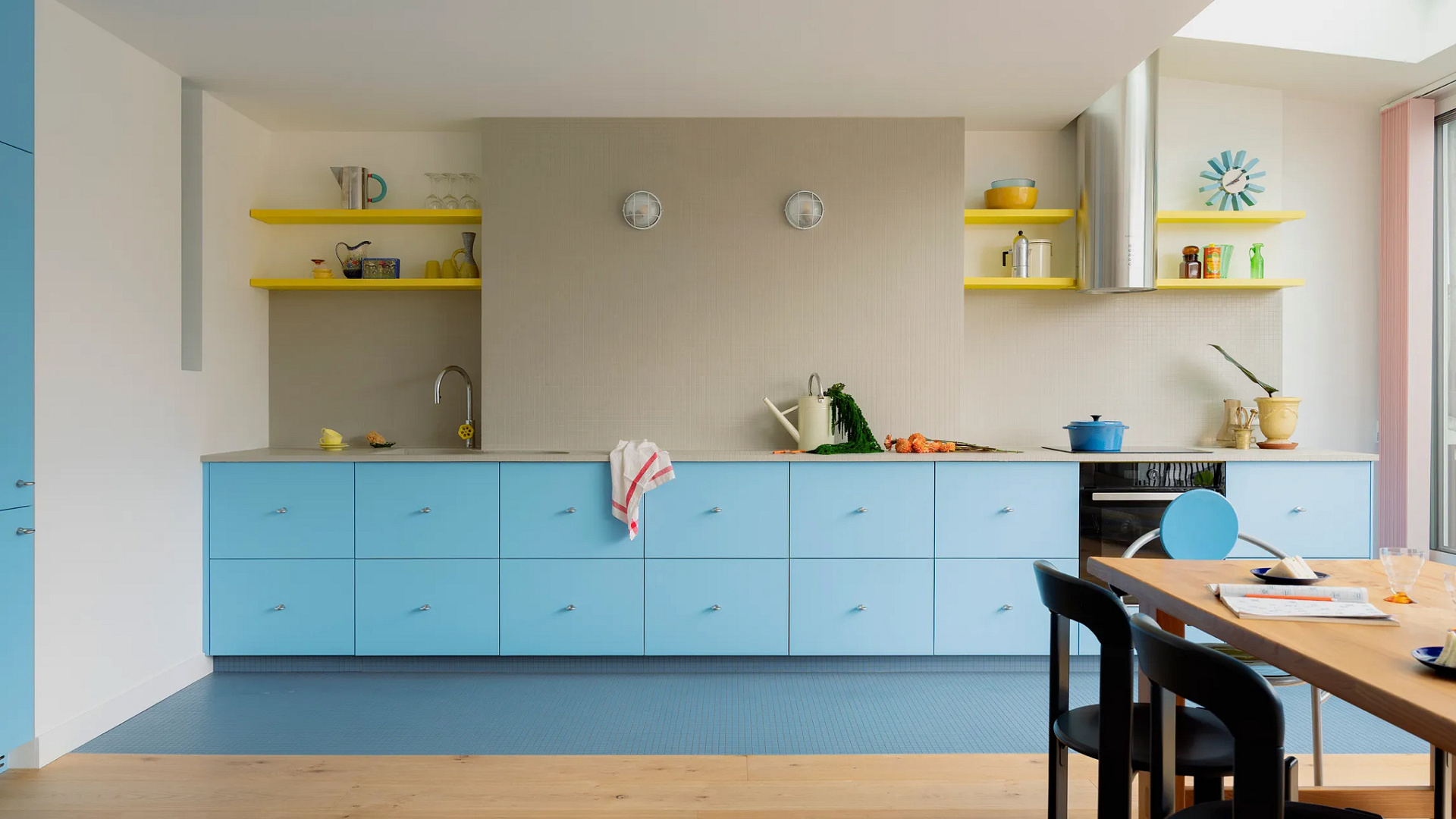 Paryskie mieszkanie w duchu stylu Memphis