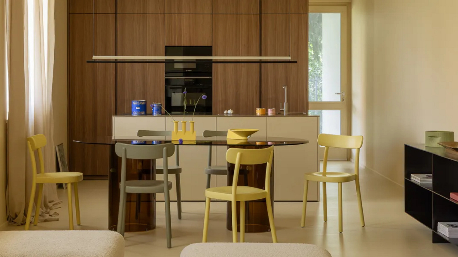 Zaskakujący kolorami dwupoziomowy apartament w Włoszech 