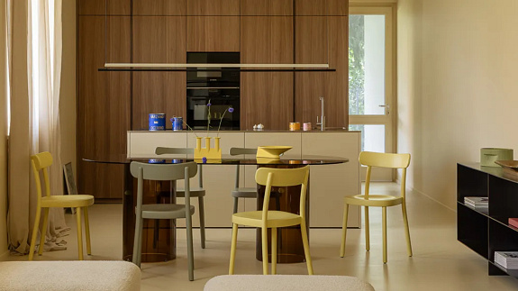 Zaskakujący kolorami dwupoziomowy apartament w Włoszech 