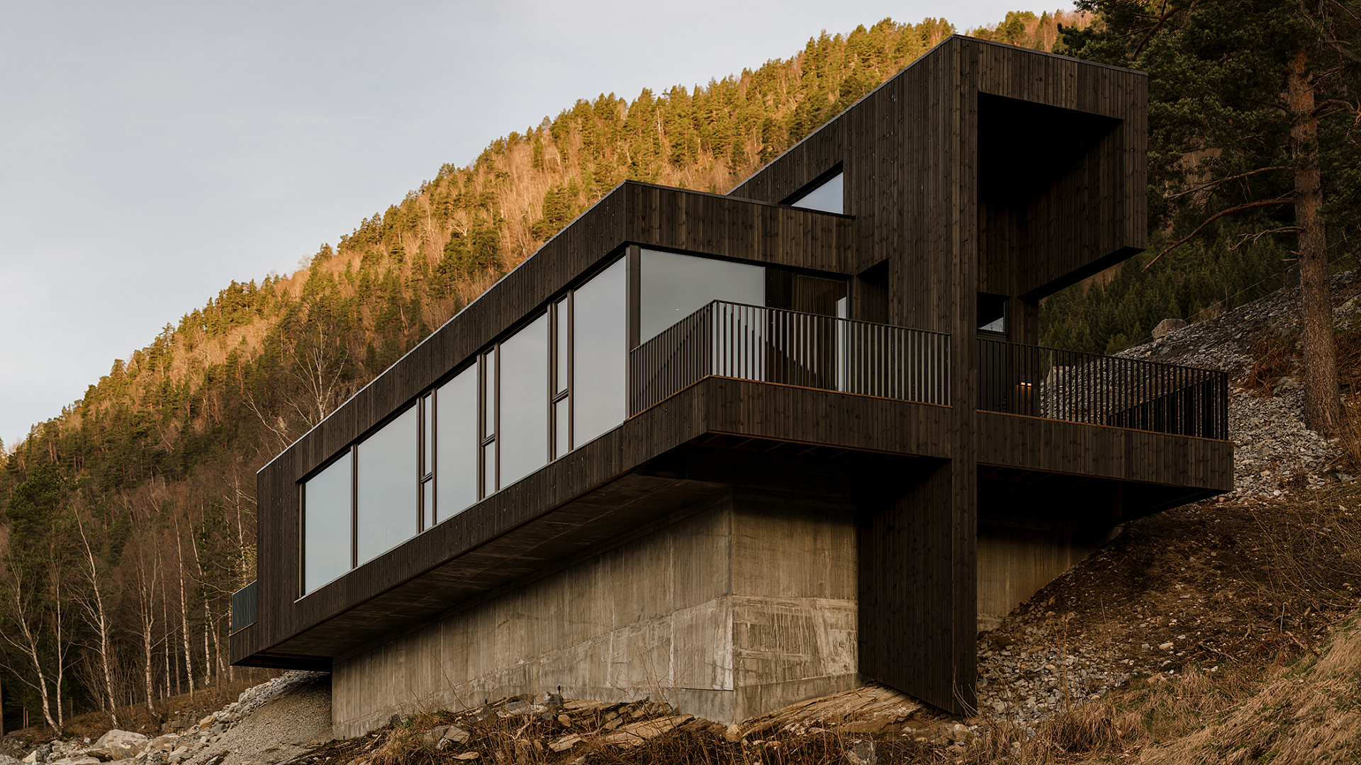 Tetris nad fiordem: dom w Valldal projektu polskiego biura Office Inainn   