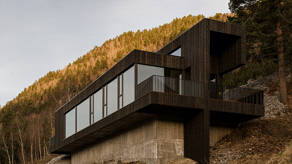 Tetris nad fiordem: dom w Valldal projektu polskiego biura Office Inainn