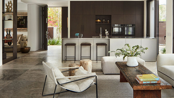 Dom w stylu eklektycznym, który łączy elementy włoskiej willi i butikowego hotelu