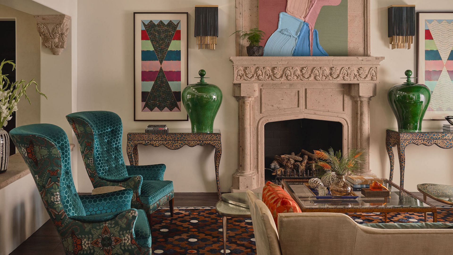 Przytulna enklawa podróżnika. Kolorowy dom pełen sztuki i mebli z różnych zakątków świata