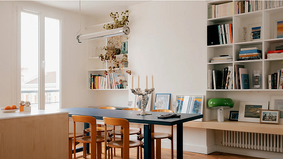 Niewielkie paryskie mieszkanie dla pary – jasne drewno i błękit w rolach głównych 