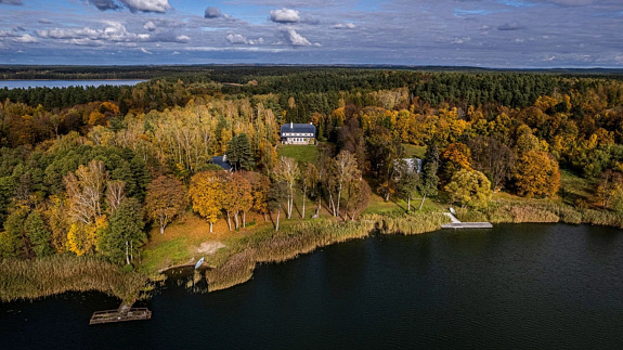 W tej posiadłości odpoczywał Gomułka. Dziś to jeden z najbardziej zachwycających domów gościnnych w Polsce