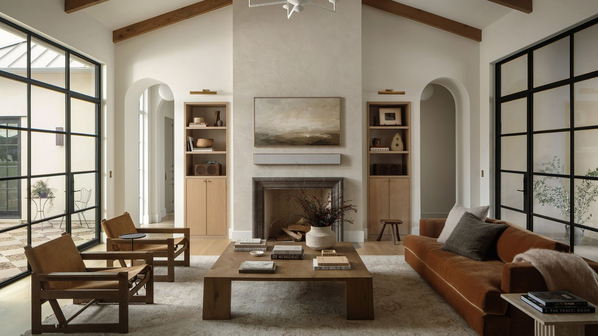 Dom w stylu przytulnego minimalizmu. Nasze serca skradł mosiężny okap w kuchni