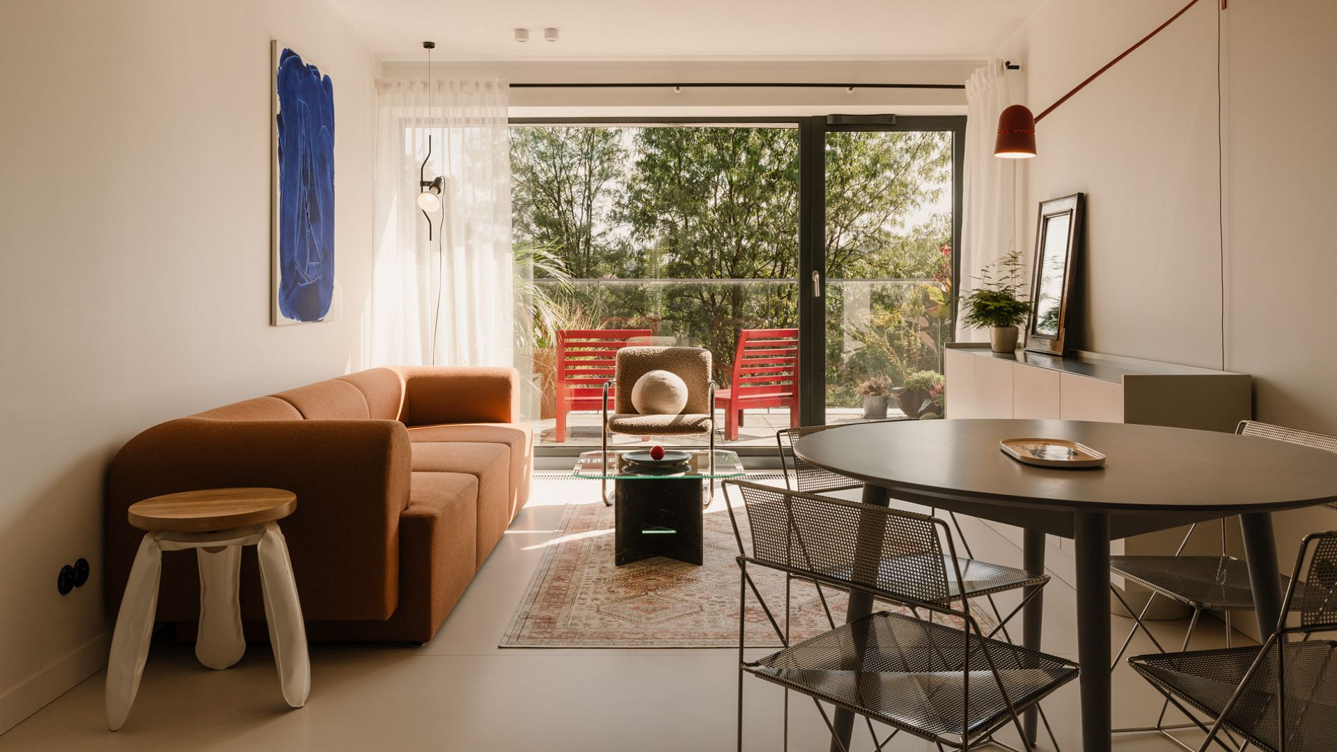 70-metrowe mieszkanie w Krakowie. Minimalistyczną przestrzeń ociepla m.in. czekoladowa czeczota