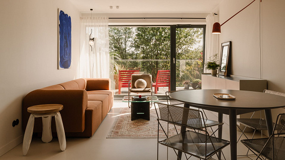 70-metrowe mieszkanie w Krakowie. Minimalistyczną przestrzeń ociepla m.in. czekoladowa czeczota