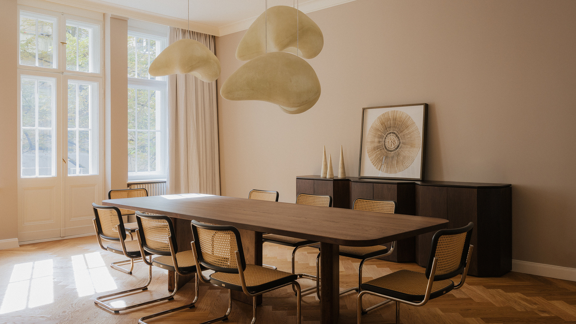 Apartament w berlińskiej kamienicy – współczesna aranżacja w starych murach 