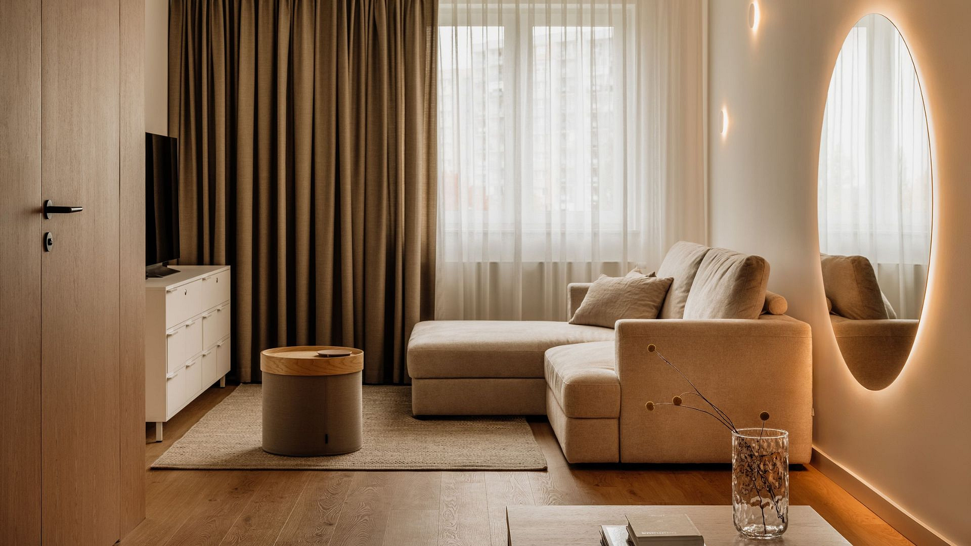 Dwupoziomowe mieszkanie, w którym króluje naturalny dąb