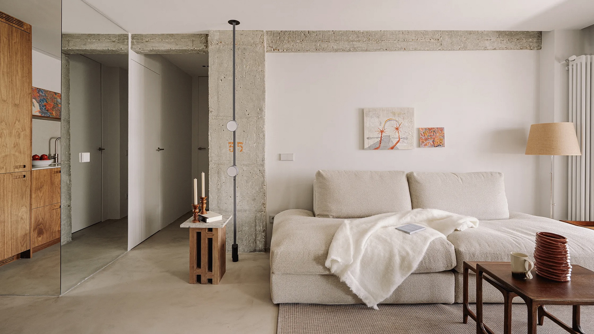 Madryckie mieszkanie — surowe, a zarazem przytulne 