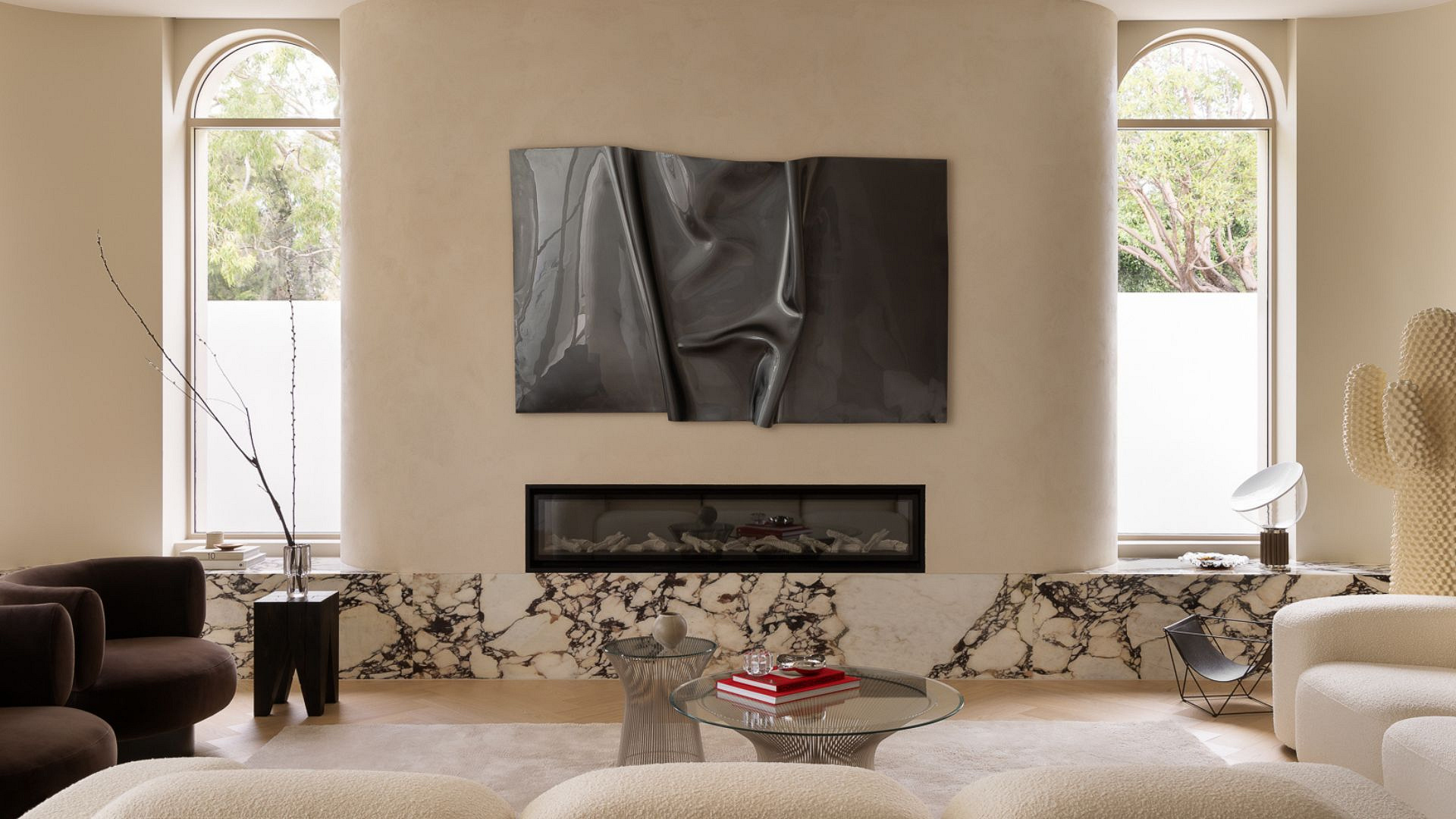 Dom na przedmieściach, w którym pierwsze skrzypce gra naturalny kamień