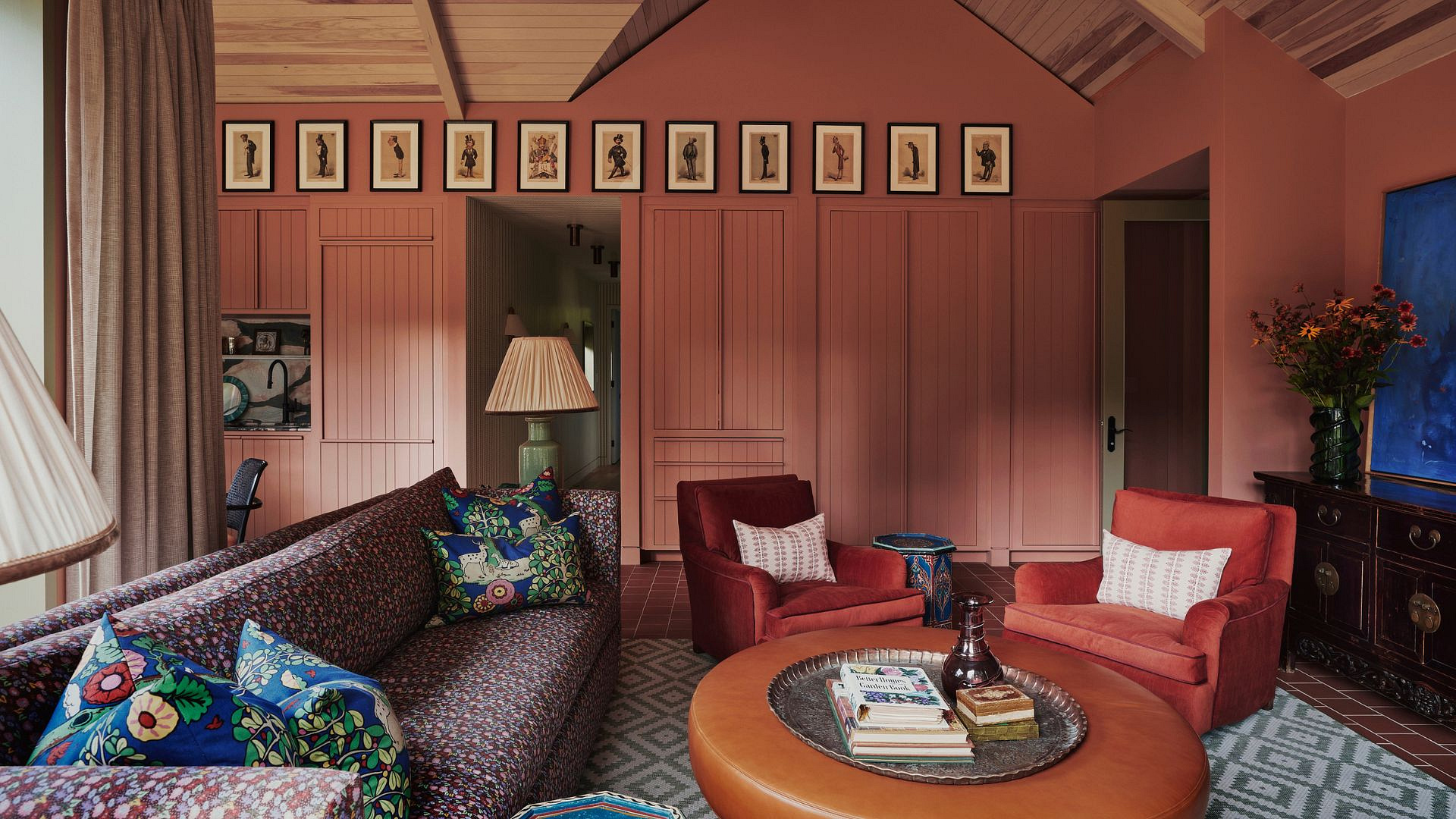 Kolorowy dom nad jeziorem. Maksymalistyczne wnętrza łagodzi krajobraz za oknem