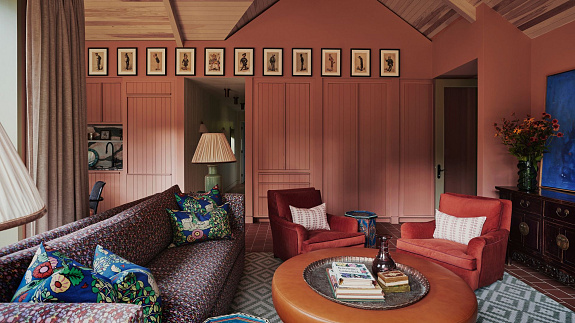 Kolorowy dom nad jeziorem. Maksymalistyczne wnętrza łagodzi krajobraz za oknem