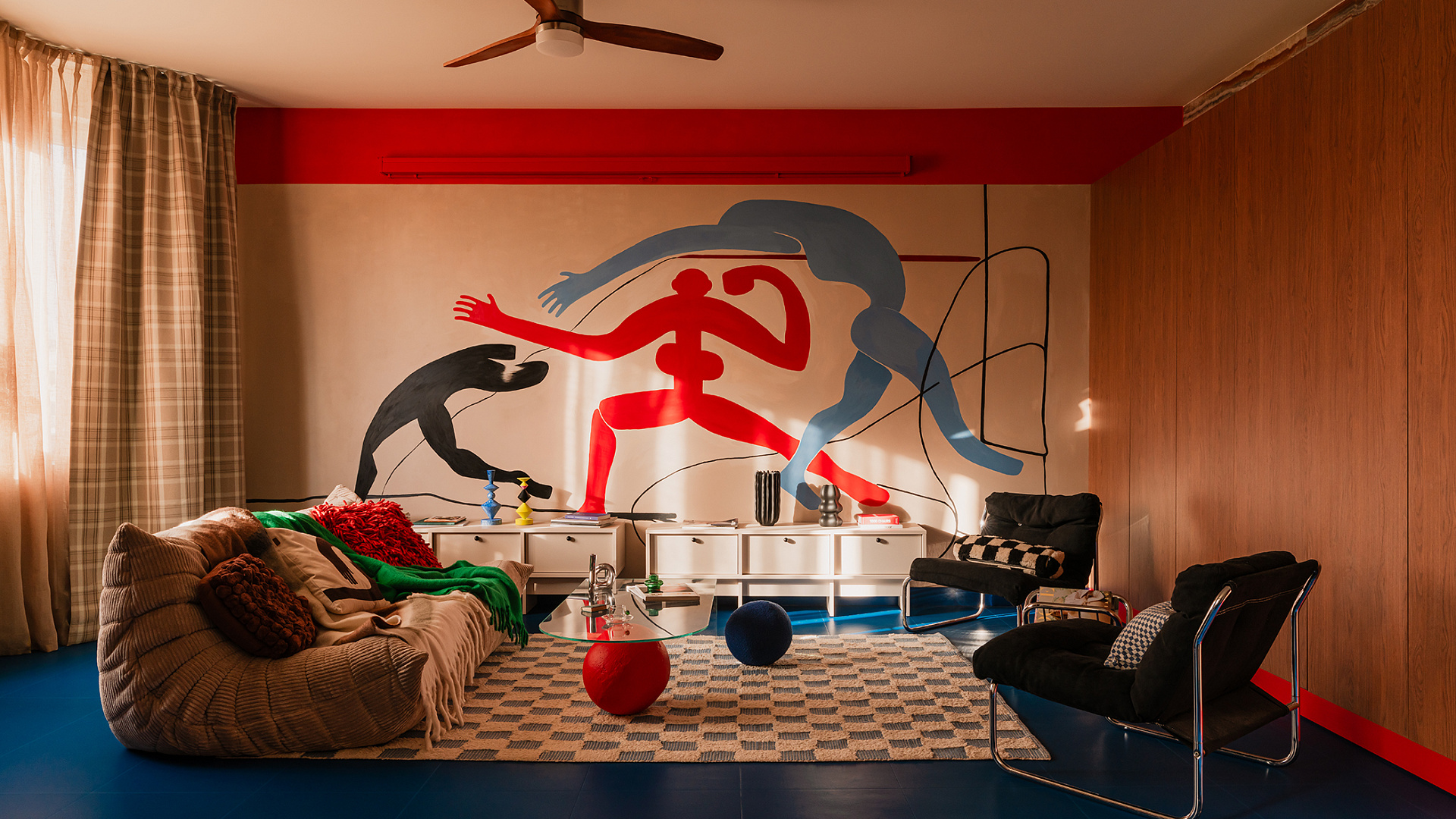 To mieszkanie na warszawskiej Pradze wręcz kipi energetyzującą czerwienią i kleinowskim błękitem